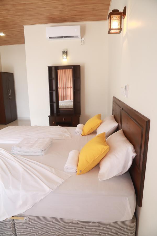 Serene Beach Hotel ดิคเวลลา ภายนอก รูปภาพ