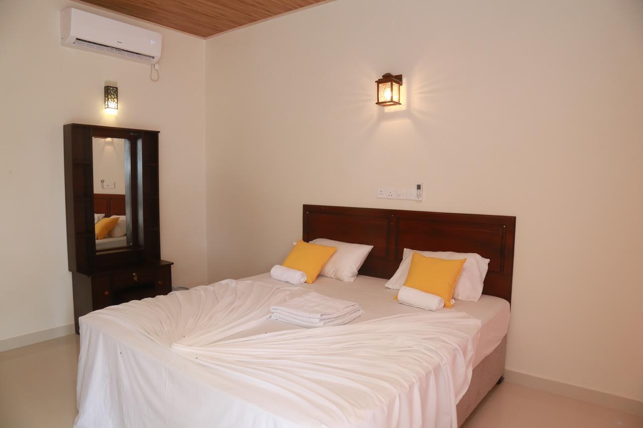 Serene Beach Hotel ดิคเวลลา ภายนอก รูปภาพ